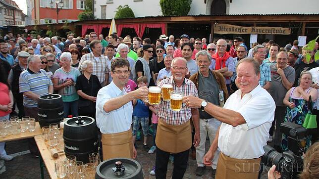 Der Bieranstich ist gelungen und der Stadtfestauftakt auch: Bürgermeister Georg Riedmann (von links) Ortsvorsteher Hubert Roth und ...
