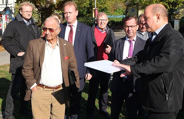 Im Oktober besichtigten Vertreter des Petitionsauschusses des Landtag um Jürgen Keck (Zweiter von rechts) mit der Stadtverwaltung und ...