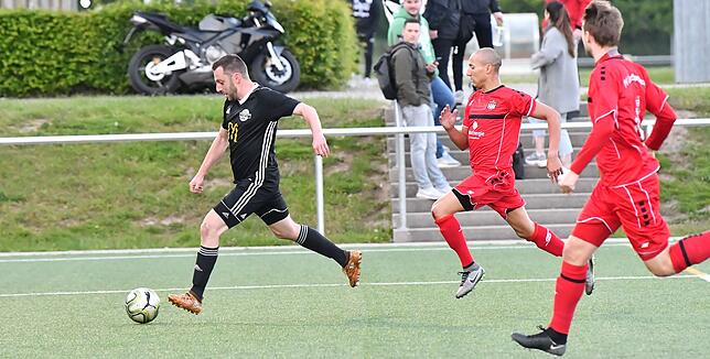 Zweifacher Torschütze: Christian Albiez (links) enteilte seinem Bewacher William Bernardo und traf doppelt beim 6:2-Erfolg des FC ...