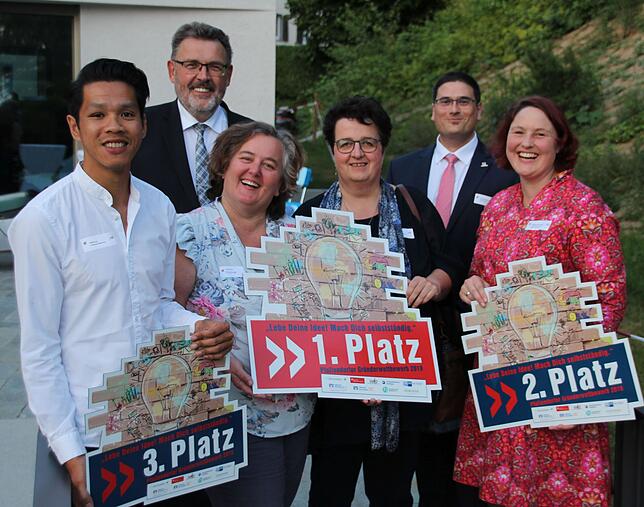 Bei der Prämierung: Hoan Luu, Evelyn Pfleghaar, Martina Schmidt und Stephanie Schraudolf (vorne, von links) haben mit ihren ...