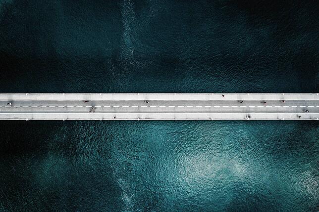 Was ist das? Wo ist das? Genau, es ist die Fahrradbrücke in Konstanz. Senkrecht von oben, ohne ihren charakteristischen Buckel, über ...