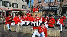 Vor dem Rathaussturm 2020: Der Mitglieder des Vermessungstrupps sonnen sich im leeren Latschebrunnen. (Archivbild)