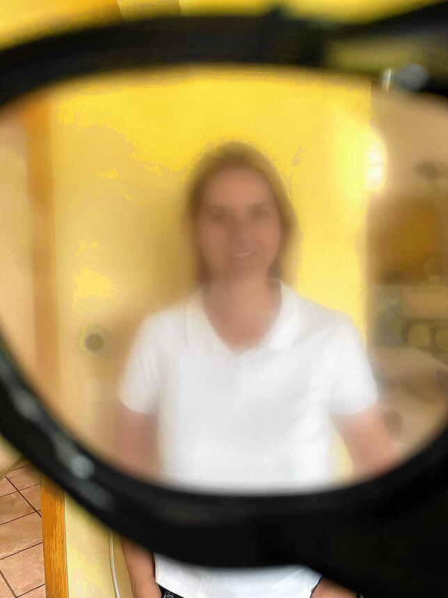 Umrisse und Farben kann Liah erkennen: Ein Blick durch die Brille der Siebenjährigen – so sieht sie ihre Mama Petra. ...