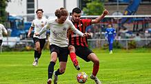 Oliver Schiller vom SV Deggenhausertal (links) im Zweikampf mit Mohammed Alsafra vom FC Bodman-Ludwigshafen.