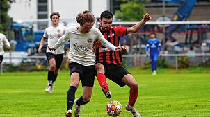 Oliver Schiller vom SV Deggenhausertal (links) im Zweikampf mit Mohammed Alsafra vom FC Bodman-Ludwigshafen.