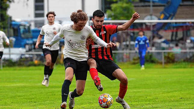 Oliver Schiller vom SV Deggenhausertal (links) im Zweikampf mit Mohammed Alsafra vom FC Bodman-Ludwigshafen.