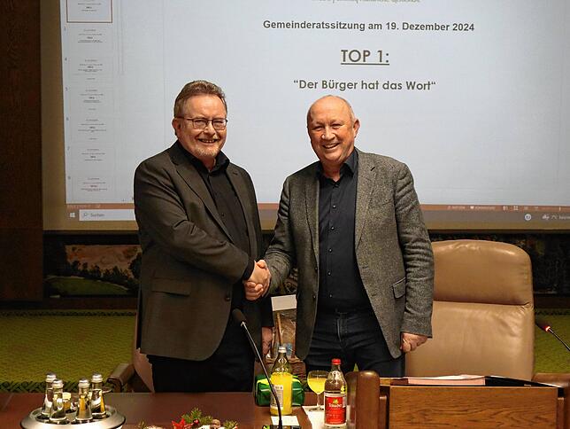 Rolf Burger (links) wird von Bürgermeister Thomas Schäuble in den Ruhestand verabschiedet. Er war von Anfang an Betreuer der Gruppe ...