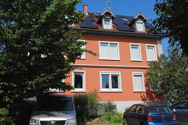 Auf dem Dach der Selbstversorgergemeinschaft versorgt eine PV-Anlage die Wärmepumpe mit günstigem Solarstrom.