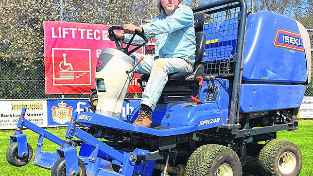 Hat Spaß an der ehrenamtlichen Arbeit im Platzwart-Team des Fußballclubs Hüfingen: Sigmund Vögtle, Pensionär und Hüfinger Stadtrat. Im ...