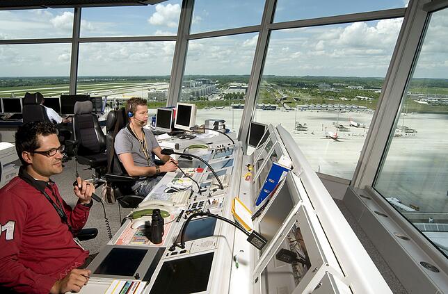 Der Tower des Münchner Flughafens: Der Arbeitsplatz von Fluglotsen ist herausfordernd und darf deshalb keine Fragen offen lassen.