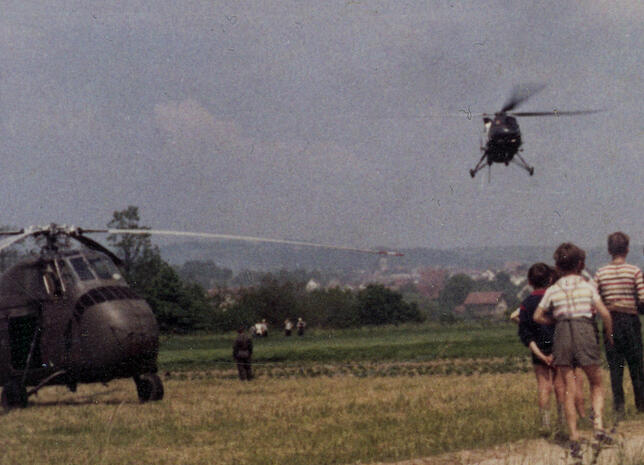 Bürger verfolgten am Hang der Nellenburg, wie nach dem Flugzeugabsturz Bundewehrhelikopter anflogen und landeten.