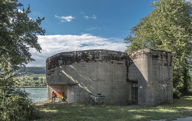 Bis heute häufig zu sehen: Ein Bunker am Schweizer Rheinufer.