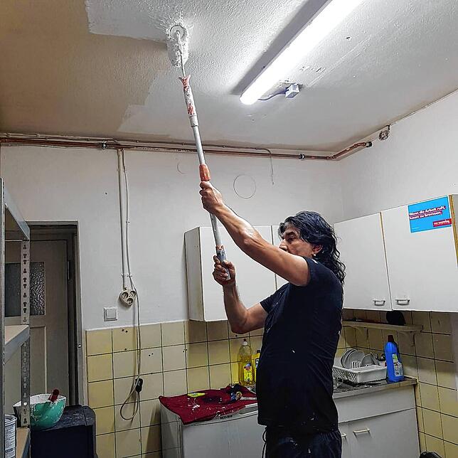 Aydo Kir streicht die Pausenzone seines Salons.