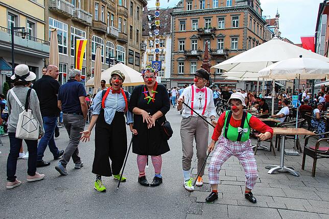 Gute Laune: Die Clown-Schüler in der Innenstadt.