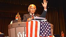 Angie Ummenhofer grüßte 2018 als amerikanischer Präsident Donald Trump aus dem Dreckkübel.