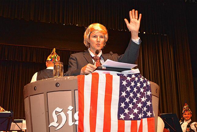 Angie Ummenhofer grüßte 2018 als amerikanischer Präsident Donald Trump aus dem Dreckkübel.