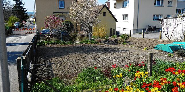 Haus mit Schuppen und lang gezogenem Streifengrundstück direkt an der Straße liegend.