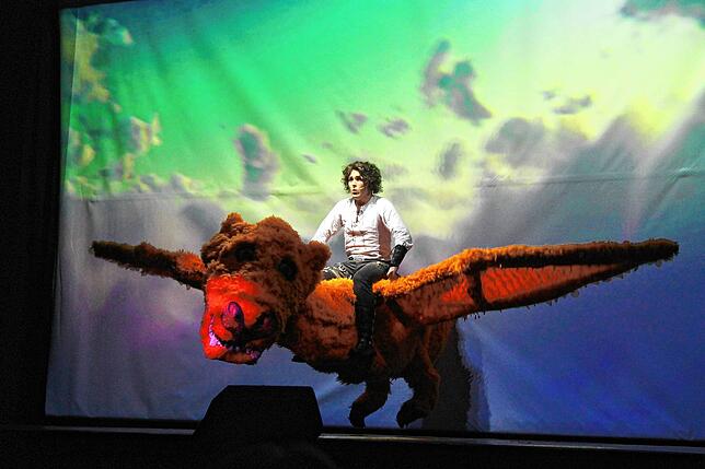 Aufwendiges Bühnenbild: Mit einem Ausritt auf dem Drachen Nick kann Tommy seine Sorgen für kurze Zeit vergessen.