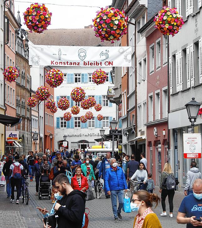 Endlich wieder Menschen in Konstanz: Hier ein Blick in die Kanzleistraße. Einige Passanten waren mit ihrem Handy beschäftigt, um einen ...