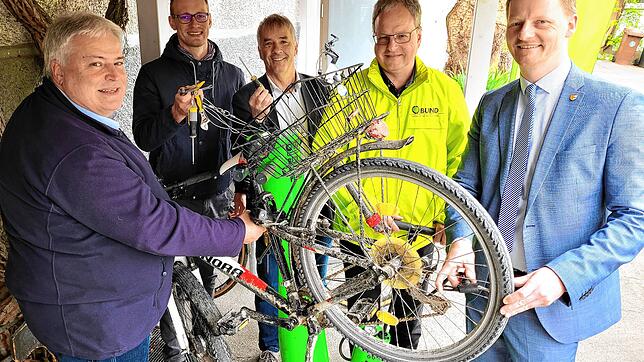 Ortsvorsteher Ralf Mayer (von links), Kristof Ehrlich (Radverkehr-Koordinator), Martin Baldenhofer (ILE), Ralf Stolz (BUND) sowie ...