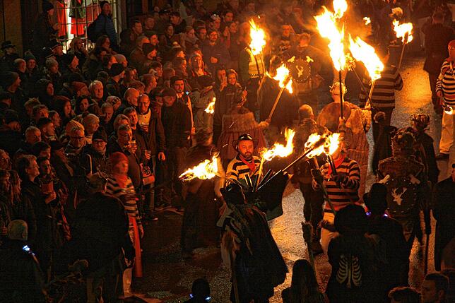 Mit Fackeln: Die Bonfire societies ziehen jedes Jahr am 5. November mit Fackeln durch die Waldshut-Tiengener Partnerstadt Lewes, wie auf ...