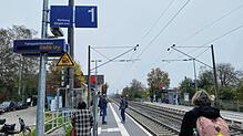 Genervte Leute warten am Dienstagmorgen seit einer geschlagenen Stunde am Böhringer Bahnsteig auf ihren Zug.