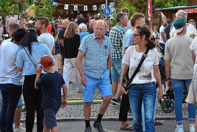 Bild 18: Reges Treiben beim Stadtfest am Samstagabend und Sonntagmorgen