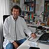 Der Arzt Alfred Müller an seinem Schreibtisch im Behandlungszimmer.