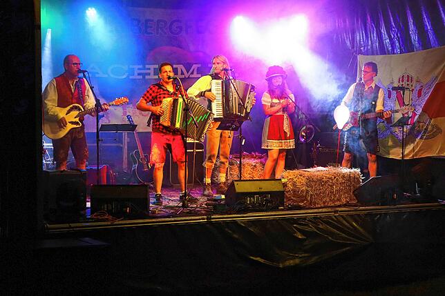 Zum Schluss des Open Air in Hüfingen am Samstag spielen Achim Meder und die Scharzwälder3 als Premiere gemeinsam den Klassiker ...