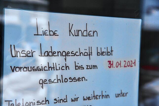 Dieses Schild macht Kunden an einem Elektrogeschäft in St. Georgen darauf aufmerksam, das der Laden bis mindestens Ende des Monats ...