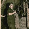 Nicht ungefährlich: Der Teppichweber Rolf Trefzger von der Wehra AG Anfang der 1950er Jahre beim Wechseln einer Lochkarte: &bdquo;Man ...