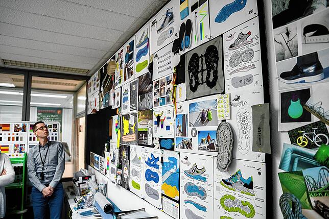 Matthias Lachnit bestaunt die Wand im Büro der Ricosta-Designer. Sie holen sich ihre Inspiration von den unterschiedlichsten Quellen. So ...