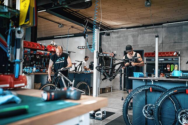 Mechaniker konfigurieren die Räder. Sie können vom Kunden individuell zusammengestellt werden. Jeder Mechaniker ist für ein Bike ...