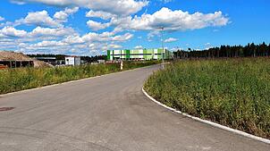 Auf dieser Wiese rechts der Straße im Immendinger Gewerbegebiet Donau-Hegau II soll ein Einsatztrainingszentrum der Generalzolldirektion ...