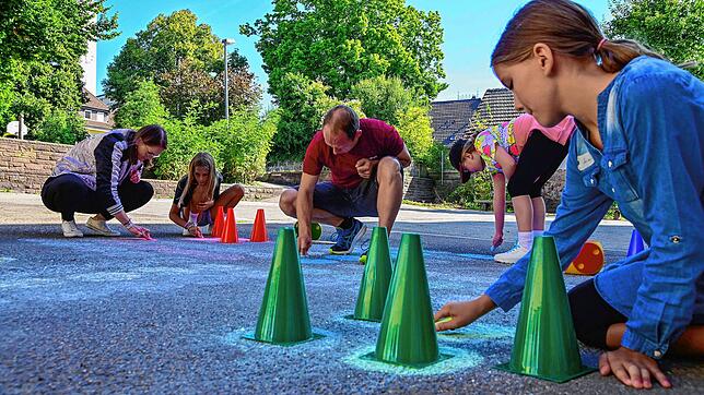 Philip Gauger bereitet mit einigen Kindern das große Spielfeld mit Malkreide vor. In nur vier Wochen hat der neue Leiter des Kinder- und ...