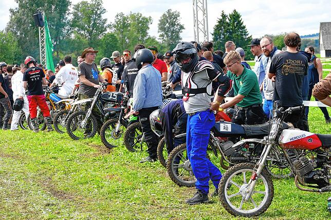 Bild 21: Benzingeruch, Action und dröhende Motoren: Der Mofa-Mania Fünfkampf der Motorsportfreunde Pfohren