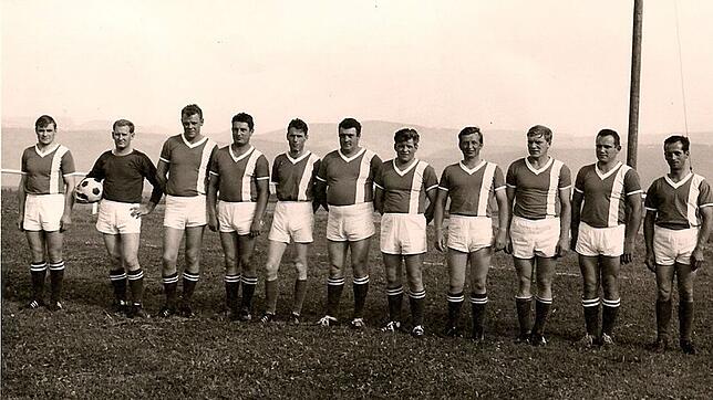 Die Gründungsmannschaft des SV Hänner beim zehnjährigen Bestehen (von links): Werner Goering, Heinz Lenzing, Dieter Himmelreich, Heinz ...