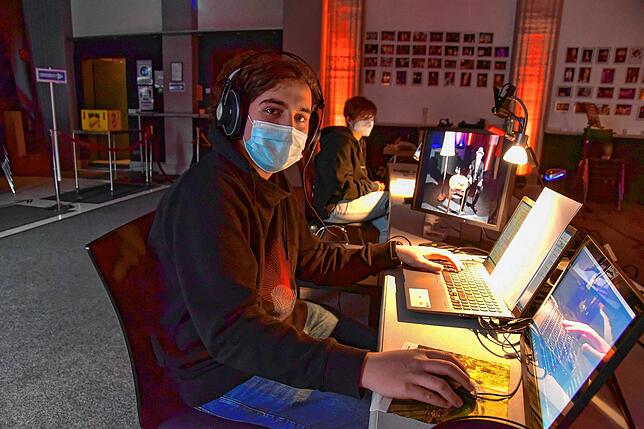 In der Technik sorgen Phileas Schwarz und Lea Scholz (hinten) für den reibungslosen Ablauf der Show.