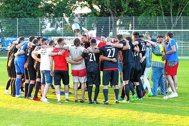 Freudentanz der CFE-Spieler nach dem Aufstieg in die Bezirksliga 2018.