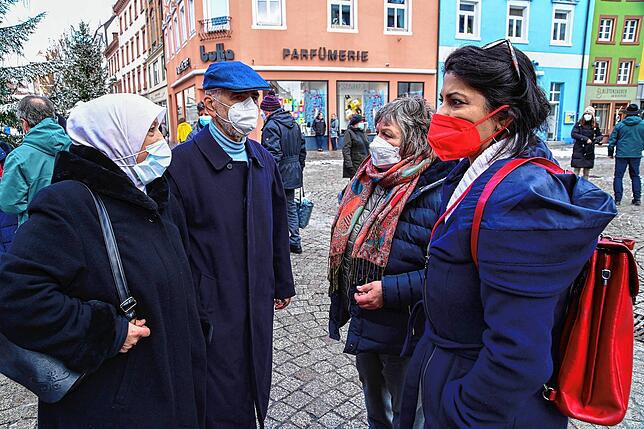 Die Aktion wurde auch von lokaler Politprominenz unterstützt. Hier sind die SPD_Bundestagsabgeordnete Dery Türk-Nachbauer (rechts) und ...