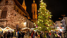 Der Weihnachtsmarkt in Villingen wird passend auf den Standort auf dem heimeligen Münsterplatz ausgerichtet – hier die Abendstimmung im ...