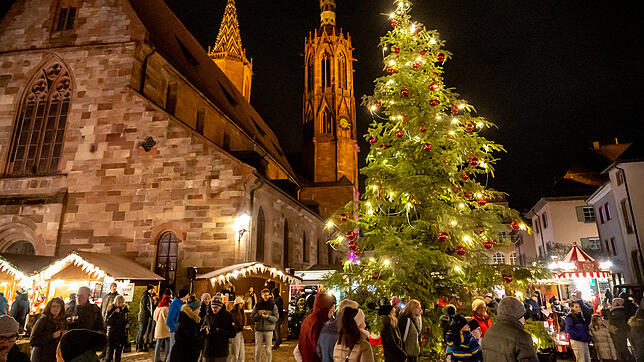 Der Weihnachtsmarkt in Villingen wird passend auf den Standort auf dem heimeligen Münsterplatz ausgerichtet – hier die Abendstimmung im ...
