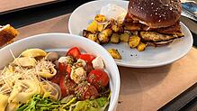 Zum Mittagstisch im „Mikado“ gibt‘s Tortellini-Bowl und Greek Burger.