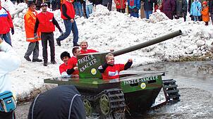 Erinnerungen ans legendäre Pfützefäscht: Die Panzerknacker haben im Jahr 2005 bei ihrer waghalsigen Fahrt in die eiskalte Pfütze ...
