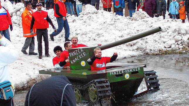 Erinnerungen ans legendäre Pfützefäscht: Die Panzerknacker haben im Jahr 2005 bei ihrer waghalsigen Fahrt in die eiskalte Pfütze ...