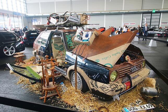 Bild 4: Jede Menge Chrom, Lack und schöne Frauen: Die Tuning World Bodensee hat viel für Auge und Ohr zu bieten
