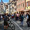 In Stein am Rhein schieben sich bei schönem Wetter die Menschen durch die historische Innenstadt und die Tische der Außengastronomie ...
