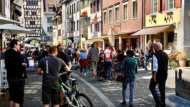 In Stein am Rhein schieben sich bei schönem Wetter die Menschen durch die historische Innenstadt und die Tische der Außengastronomie ...