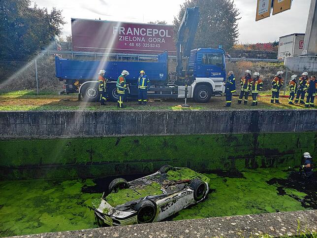 Bergungsarbeiten nach tragischem Unfall am Regenrückhaltebecken beim Zoll Bietingen.