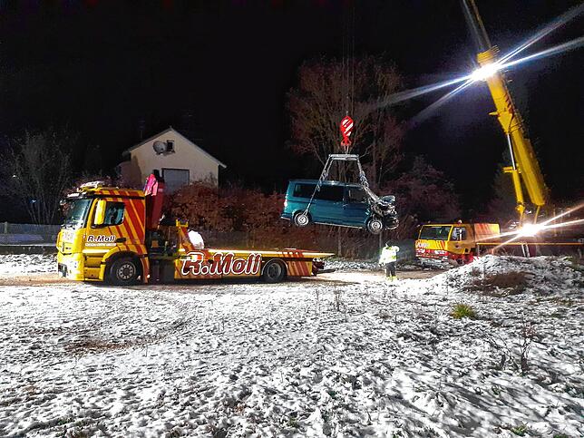 Bild 12: Bilder von der Bergung eines Autos aus der Stockacher Aach